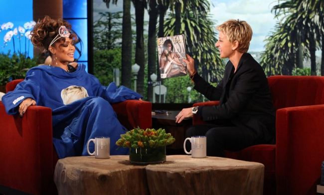 rihanna-snuggie-ellen-02