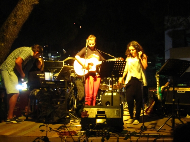 filoi kai exthroi-06092012