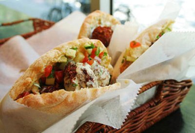 Falafel-se-pita-me-magioneza-kai-giaourti