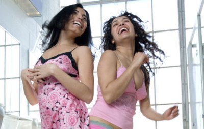 giati-oi-gynaikes-pigainoun-toualeta-omadika