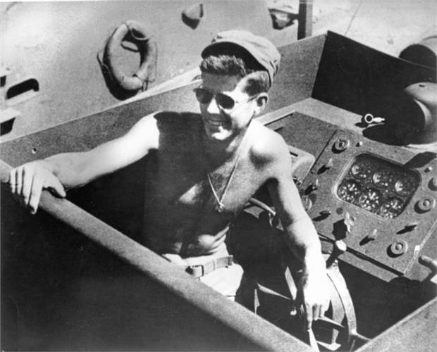 Φωτογραφία αρχείου από τη θητεία του Τζον Κένεντι στο Πολεμικό Ναυτικό των ΗΠΑ τον Μάρτιο του 1942. Ο JFK υπηρετούσε στην Ειρηνικό (REUTERS/John F. Kennedy Presidential Library/Handout)
