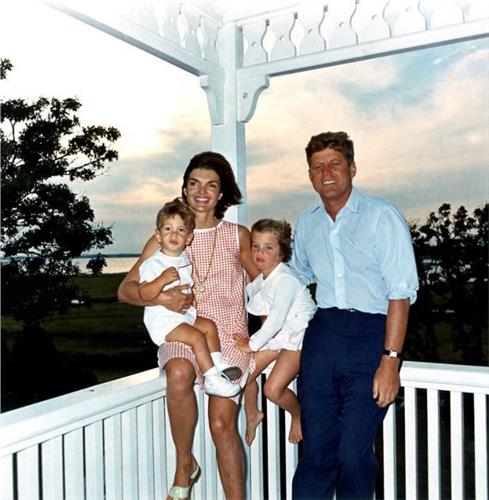 Μια πόζα οικογενειακής ευτυχίας, με τον Τζον Κένεντι, την Τζάκι και τα παιδιά τους, την Κάρολαϊν και τον Τζον Κένεντι Τζούνιορ στο σπίτι τους στη Μασαχουσέτη (EPA/CECIL STOUGHTON/WHITE HOUSE/HANDOUT)