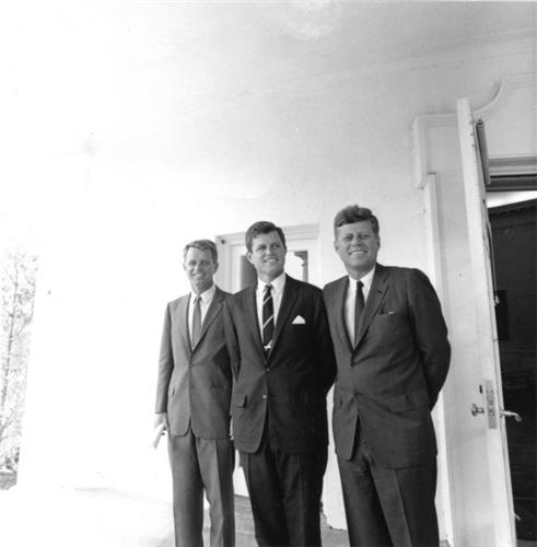 O μύθος της «αγίας οικογένειας» της αμερικανικής πολιτικής σε ένα κάδρο: Ο Πρόεδρος Τζον Φ. Κένεντι (δεξιά) στο αίθριο του Λευκού Οίκου, συνοδευόμενος από τους αδελφούς του, τον υπουργό Δικαιοσύνης Ρόμπερτ Φ. Κένεντι και τον γερουσιαστή Εντουαρντ Κένεντι. Η φωτογραφία ελήφθη στις 28 Αυγούστου 1963. (REUTERS/Cecil Stoughton/The White House/John F. Kennedy Presidential Library)