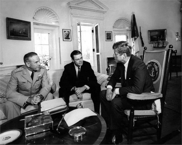 Στο Οβάλ Γραφείο τον Οκτώβριο του 1963 με τον υπουργό Αμυνας Ρόμπερτ ΜακΝαμάρα και τον αρχηγό του Γενικού Επιτελείου στρατηγό Μάξουελ Τέιλορ (EPA/ABBIE ROWE / NATIONAL PARK SERVICE HANDOUT)