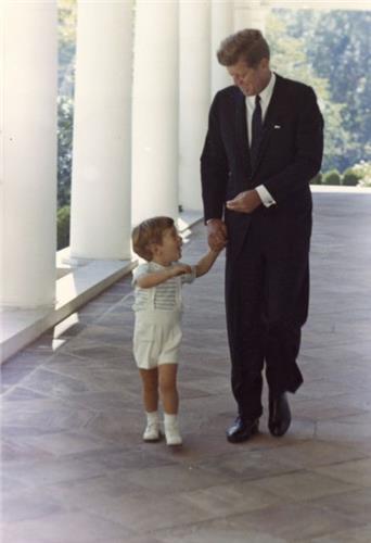Οκτώβριος του 1963, ο Πρόεδρος των ΗΠΑ βαδίζει με τον γιο του Τζον Κένεντι Τζούνιορ στον Λευκό Οίκο (REUTERS/Cecil Stoughton /The White House/John F. Kennedy Presidential Library)