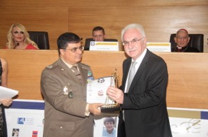 05. Ο Στρατηγός Gerardo Restaino βραβεύει τον Γιώργο Τσούκαλη