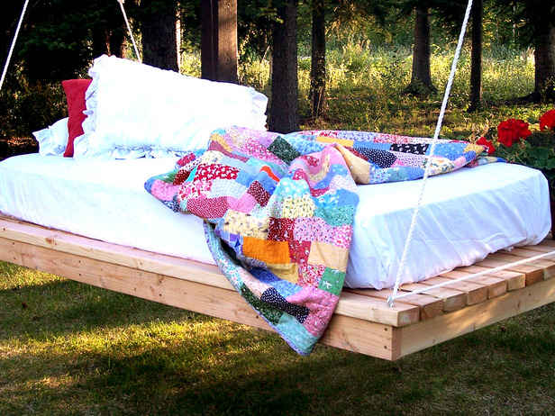 To κρεμαστό κρεβάτι στον κήπο (φώτο: Ana White, ana-white.com)