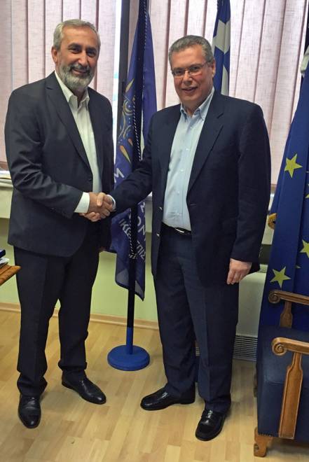 Ο Πρόεδρος της Ομοσπονδίας Συλλόγων Ελλήνων Ποντίων στην Ευρώπη, Αναστάσιος Οσιπίδης (αριστερά) με τον Πρύτανη του Πανεπιστημίου Μακεδονίας, καθηγητή Αχιλλέα Ζαπράνη 